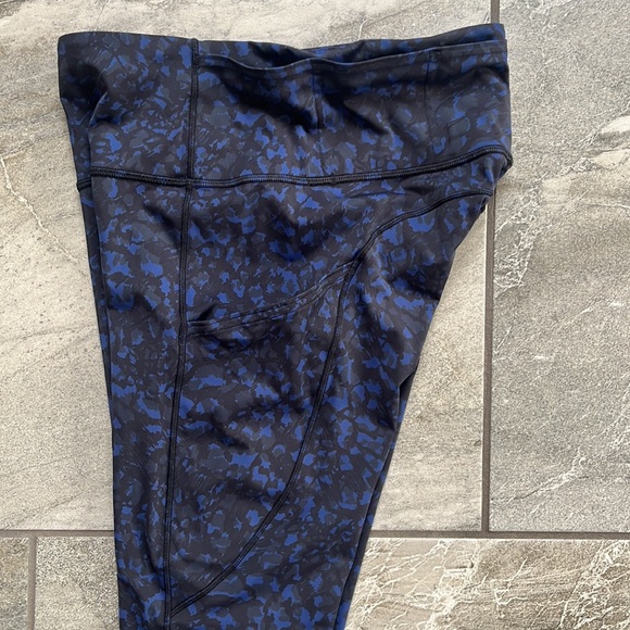 🍋Lululemon blue and black Luxtreme crops size 6 - Picture 4 of 10